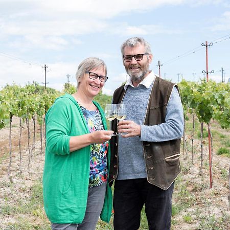 Отель Weingut Zur Schlafmuetze Herrnbaumgarten Экстерьер фото