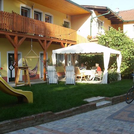 Отель Weingut Zur Schlafmuetze Herrnbaumgarten Экстерьер фото