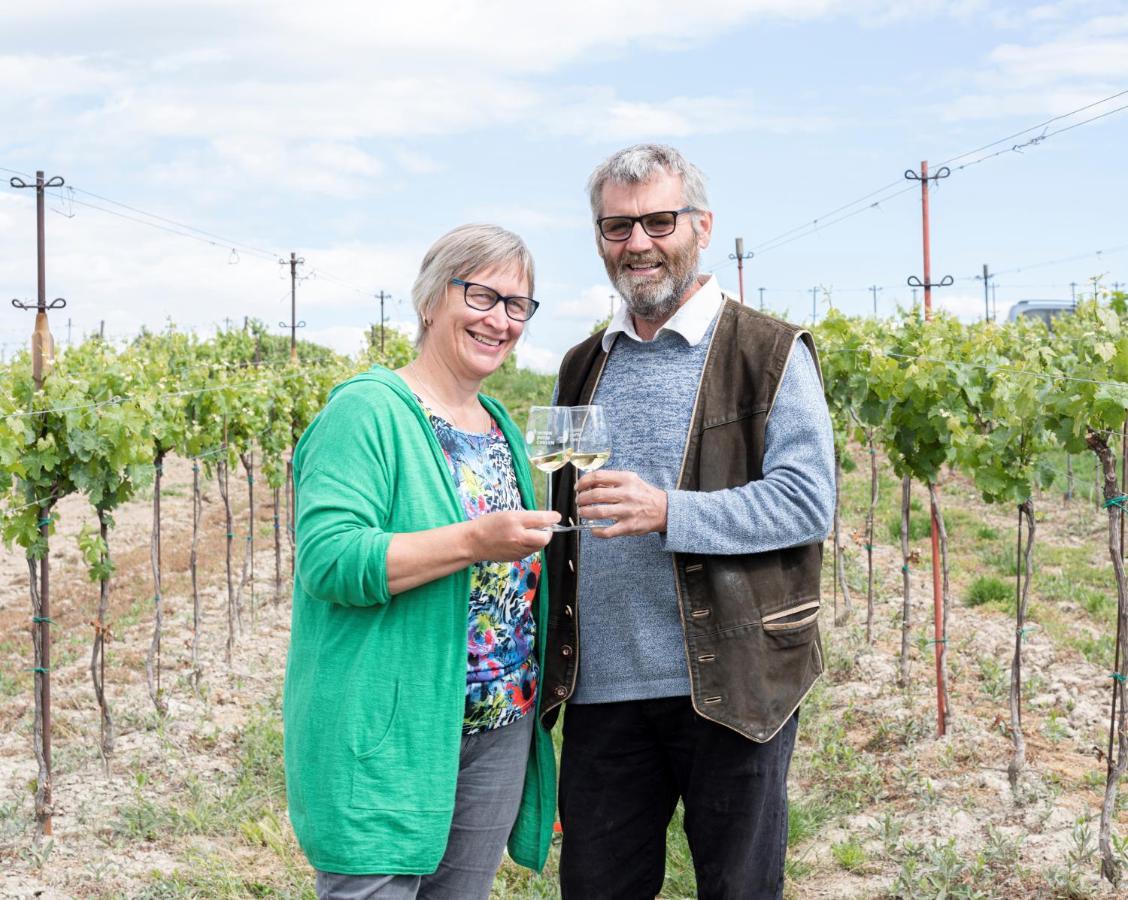 Отель Weingut Zur Schlafmuetze Herrnbaumgarten Экстерьер фото